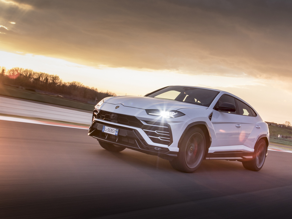 Внедорожник Lamborghini Urus 2018 года на трасс в лучах солнца