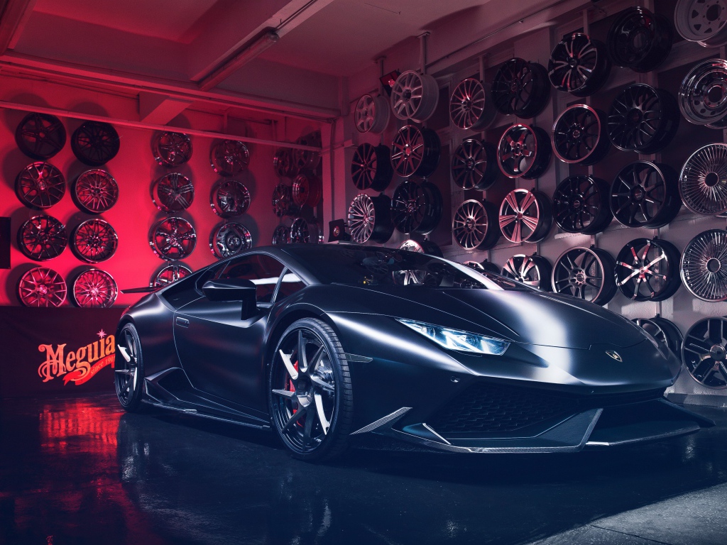 Серебристый быстрый автомобиль Lamborghini Huracan в гараже