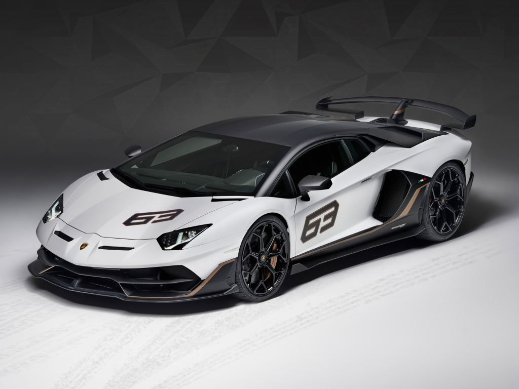 Спортивный автомобиль Lamborghini Aventador SVJ 63, 2018 на сером фоне