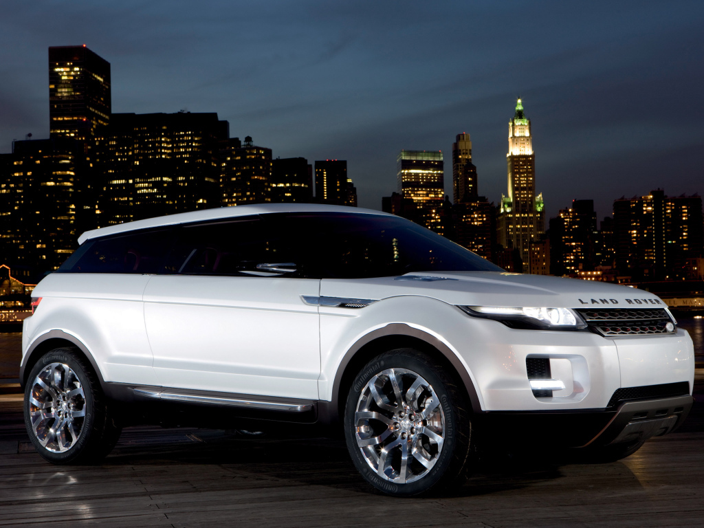Белый внедорожник Range Rover LRX на фоне города