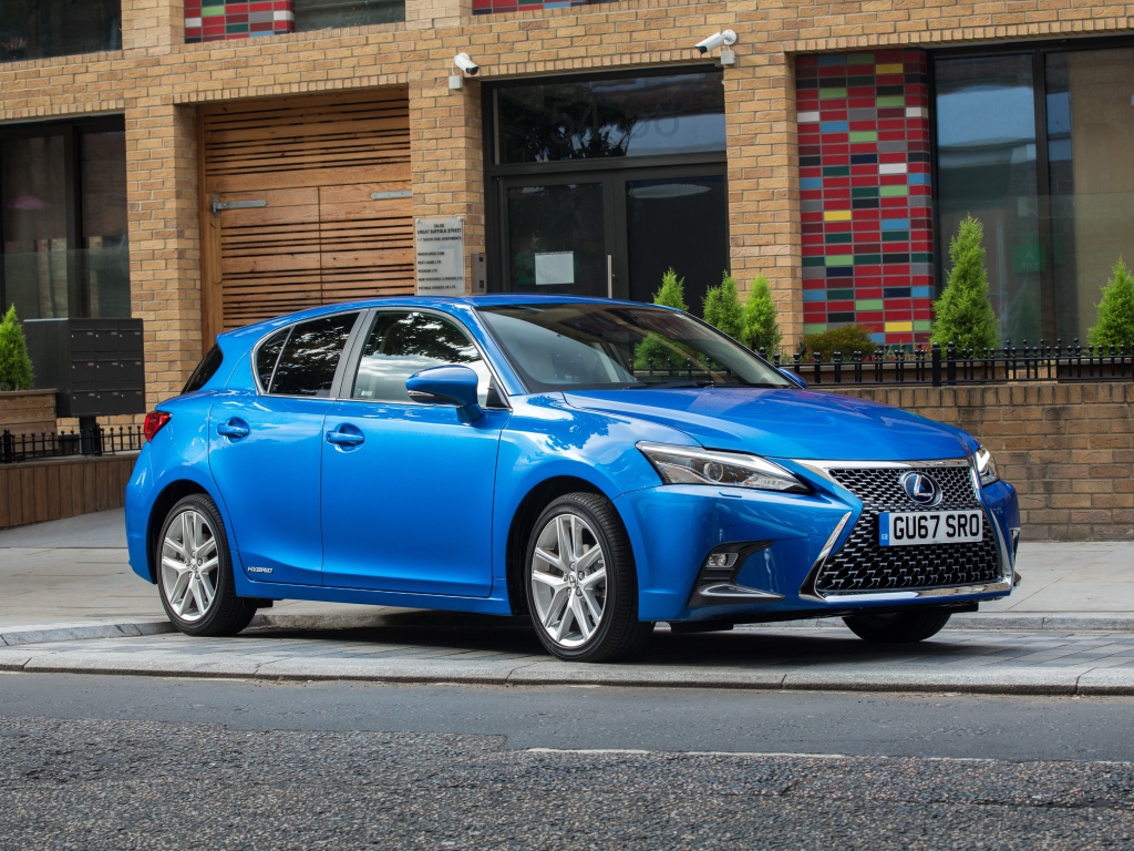 Голубой автомобиль Lexus  CT 200h, 2017