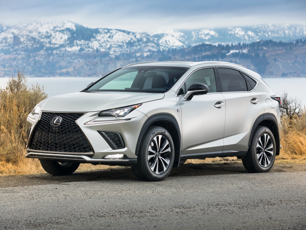 Серебристый автомобиль Lexus  NX 300 F SPORT, 2018