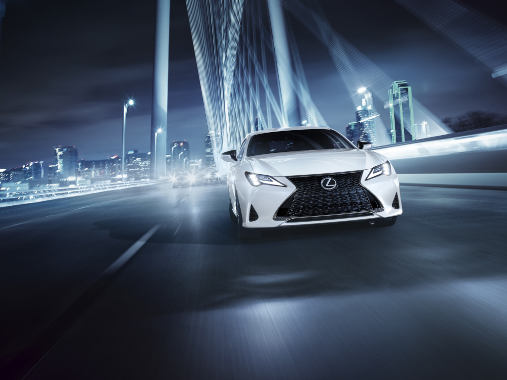 Белый автомобиль Lexus RC 350 F, 2019 года на трассе