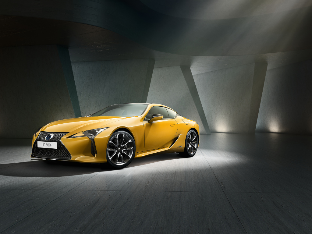 Желтый автомобиль Lexus LC 500 в сером здании