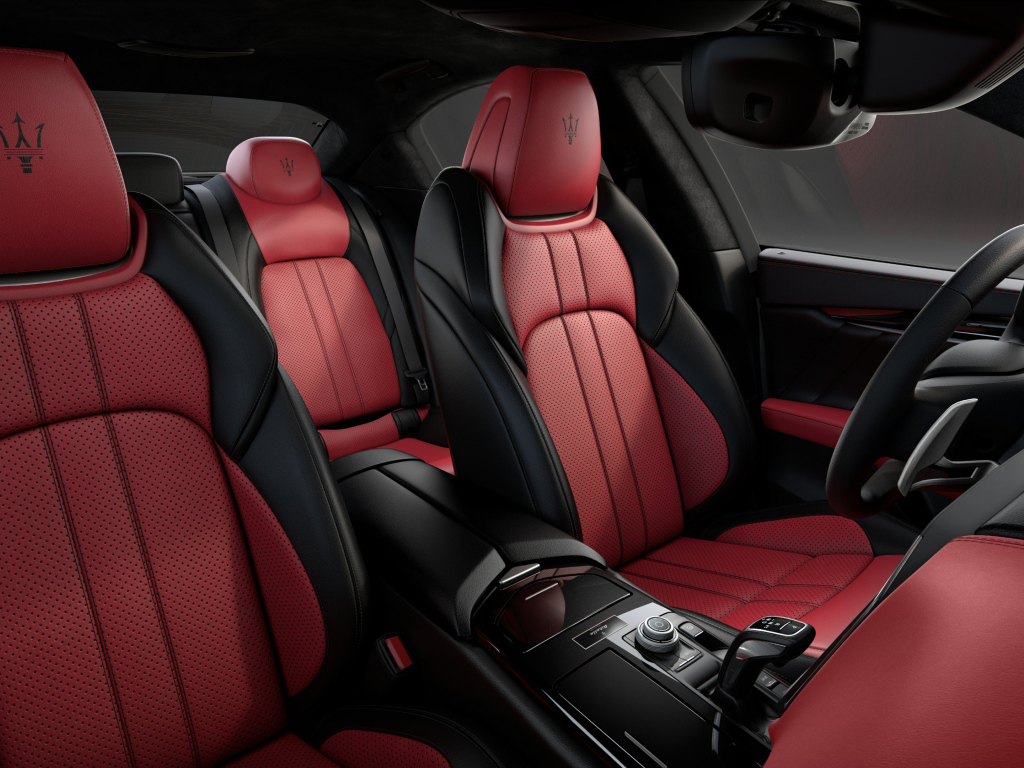 Дорогой красный с черным кожаный салон автомобиля Maserati Ghibli Ribelle 2018