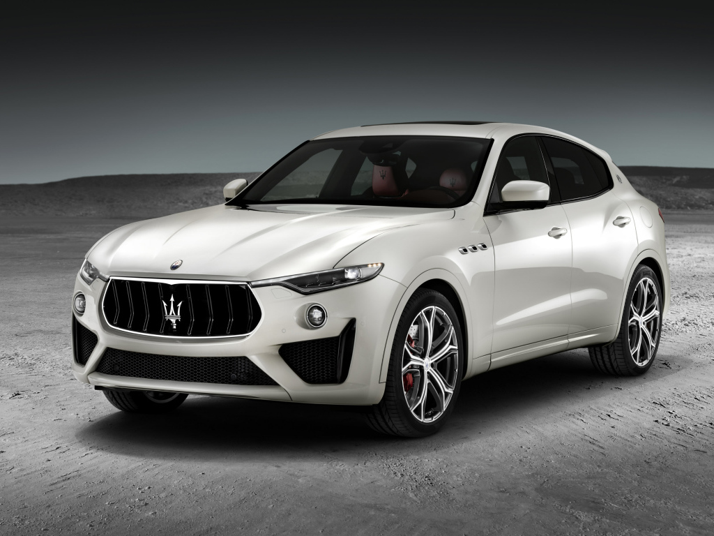 Белый автомобиль  Maserati Levante GTS