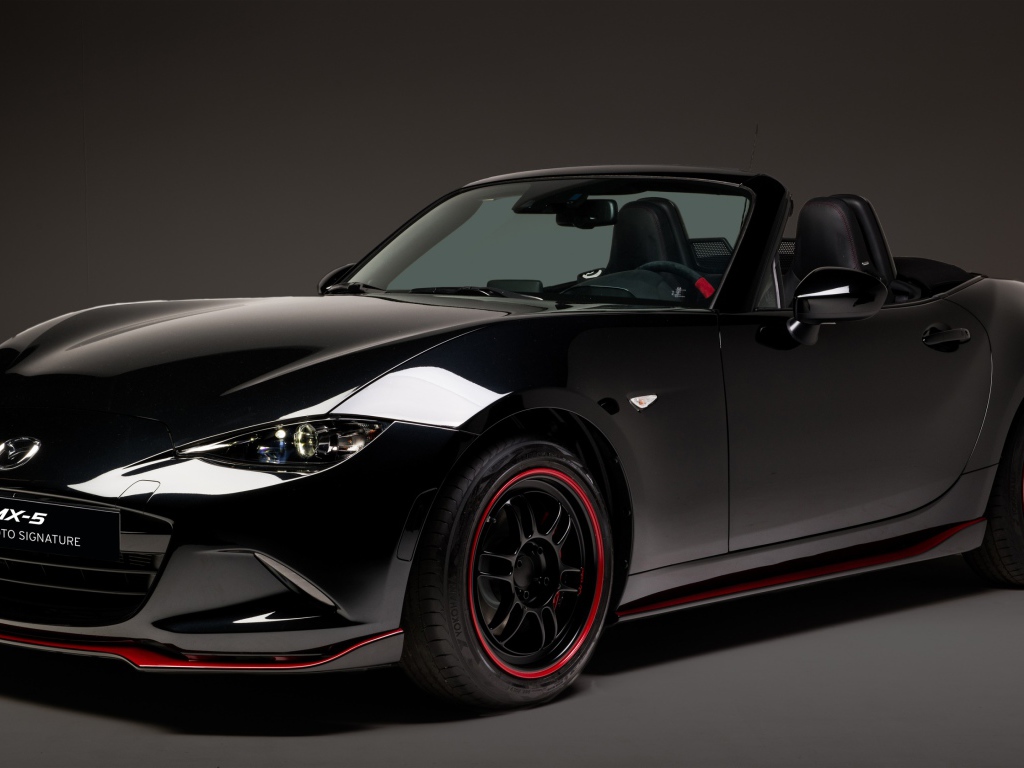 Черный автомобиль кабриолет Mazda MX-5, 2018