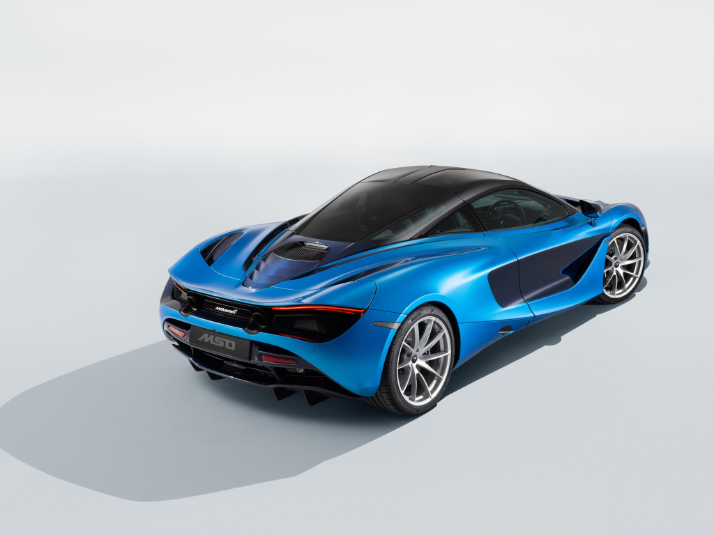 Голубой быстрый автомобиль McLaren 720S, 2018 года вид сзади