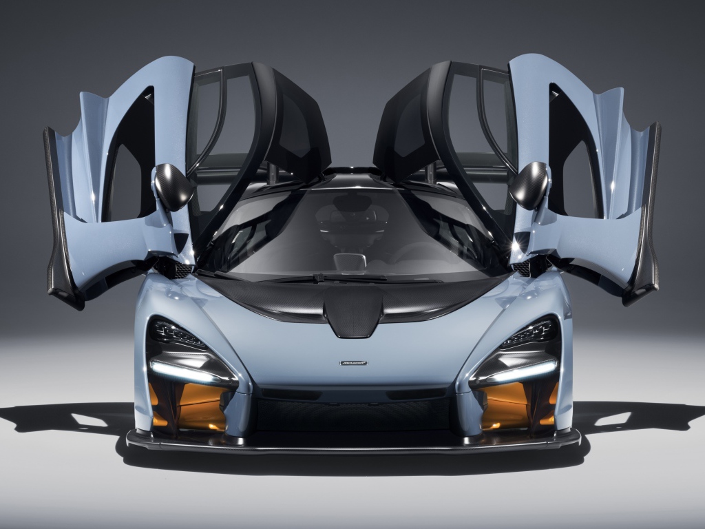 Автомобиль McLaren Senna, 2018 с открытыми дверями