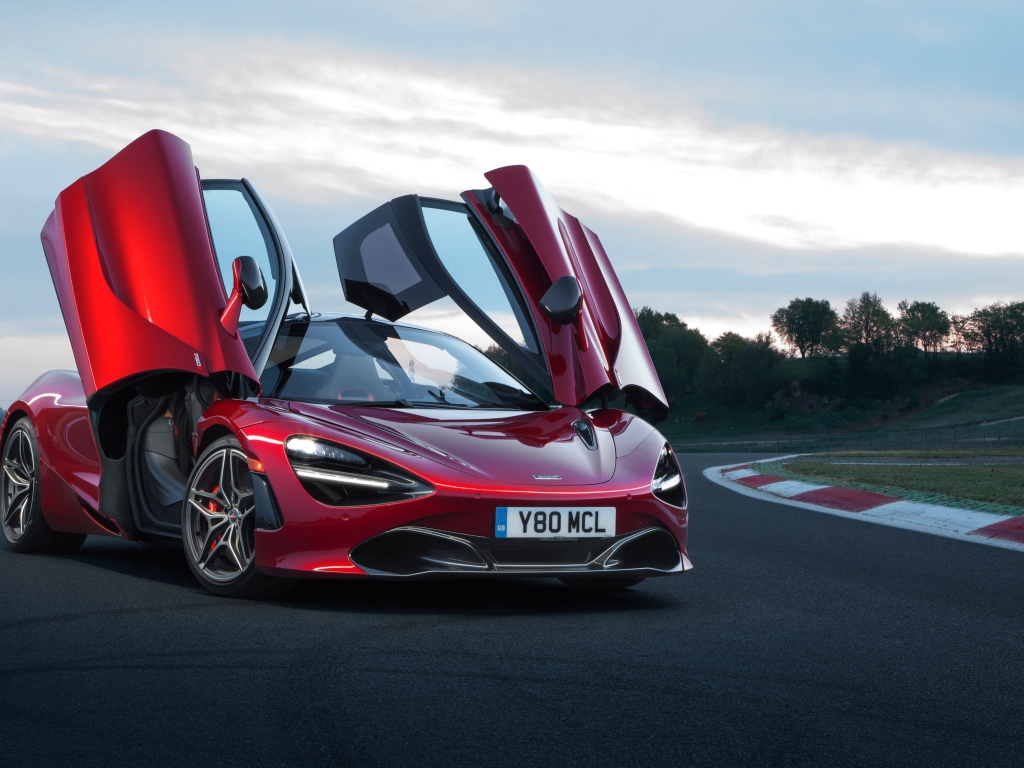 Красный спортивный автомобиль McLaren 720s, 2018 с открытыми дверями