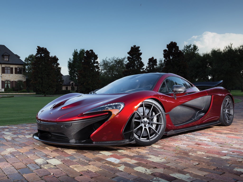 Красный спортивный автомобиль McLaren P1, 2018