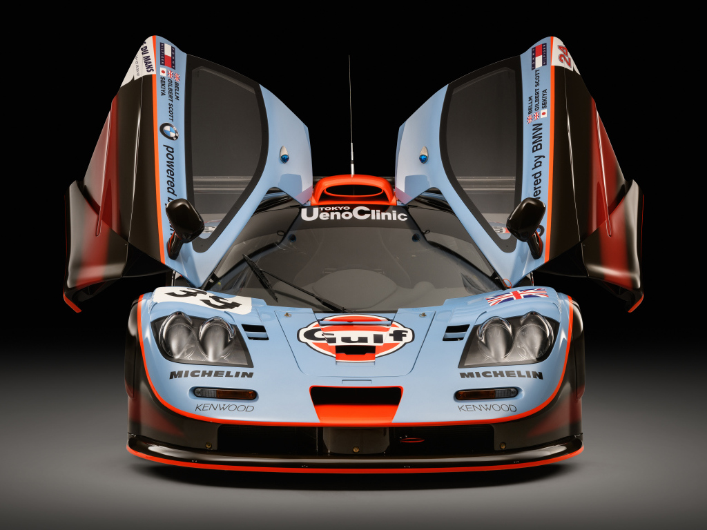 Спортивный автомобиль McLaren F1 GTR 25R 2018 года с открытыми дверями