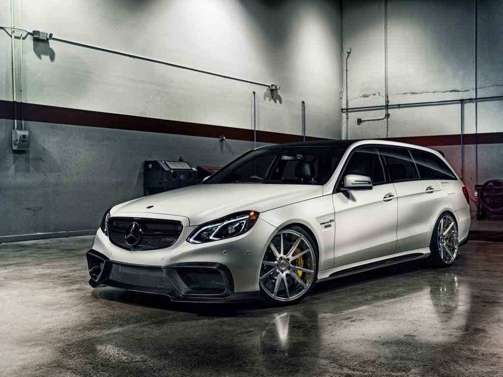 Автомобиль Mercedes-Benz E-Class в гараже