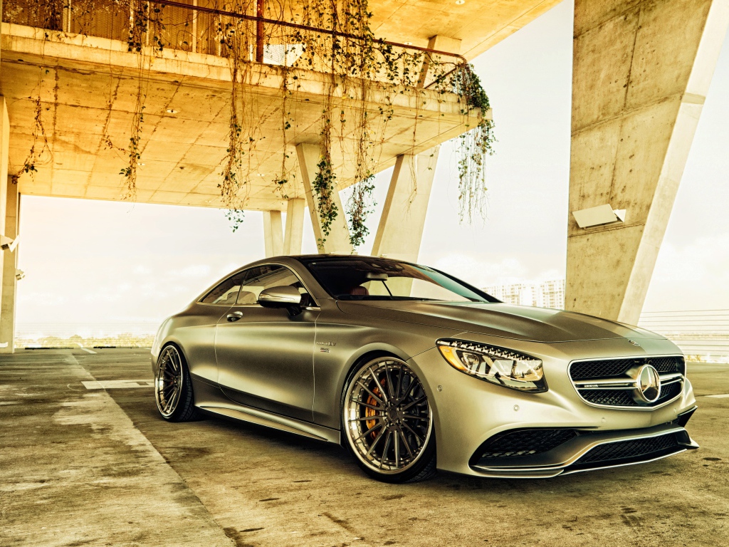 Серебристый автомобиль Mercedes-Benz S-Class