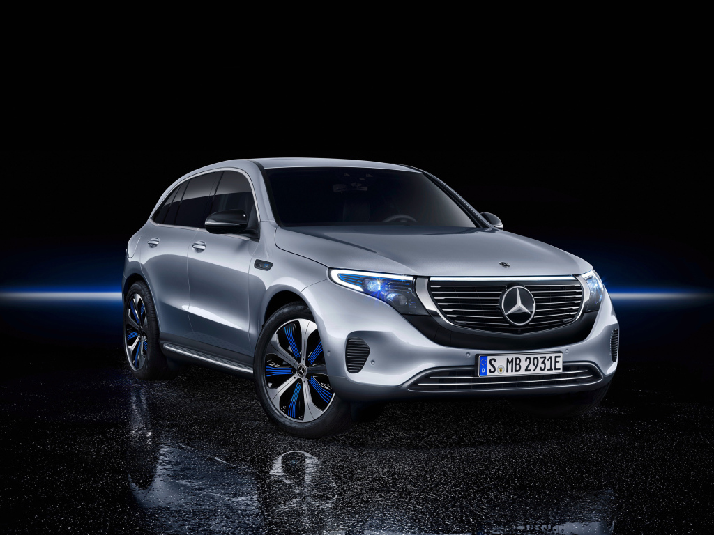 Серебристый автомобиль Mercedes EQC400, 2018 года