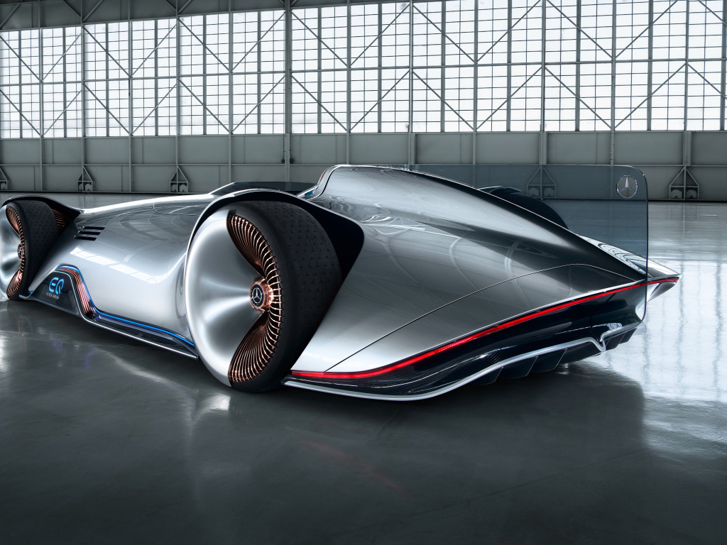 Суперкар Mercedes Benz Vision EQ Silver Arrow в ангаре