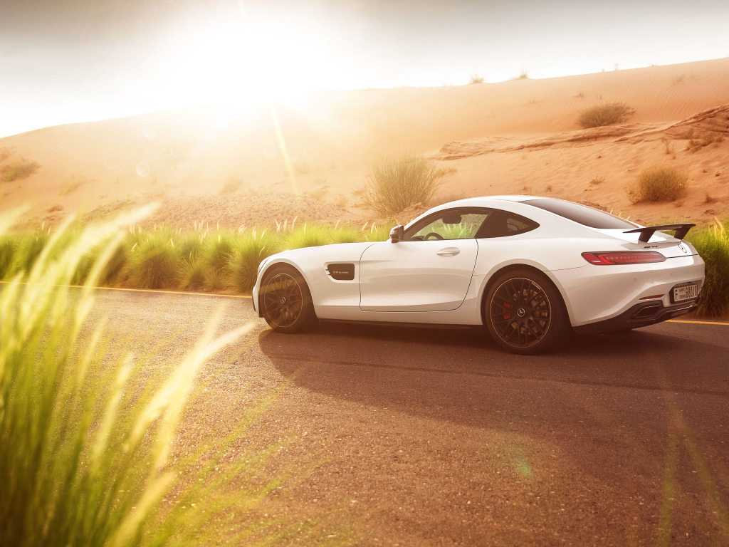 Белый спорткар Mercedes-AMG GT-S в лучах солнца