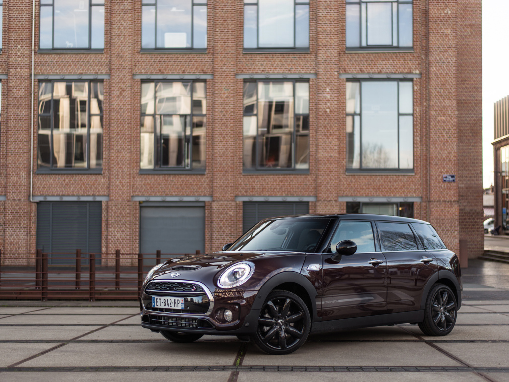 Бордовый компактный автомобиль MINI Cooper S, 2018