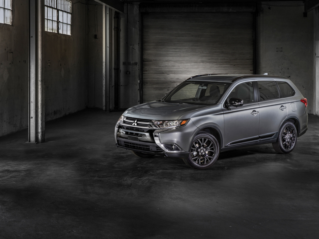 Серебристый внедорожник Mitsubishi Outlander, 2018