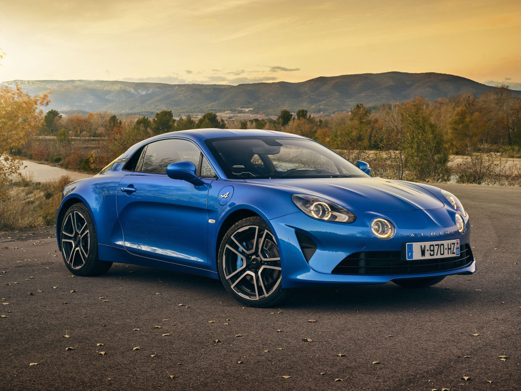 Синий автомобиль Alpine A110 Premiere Edition, на фоне горизонта