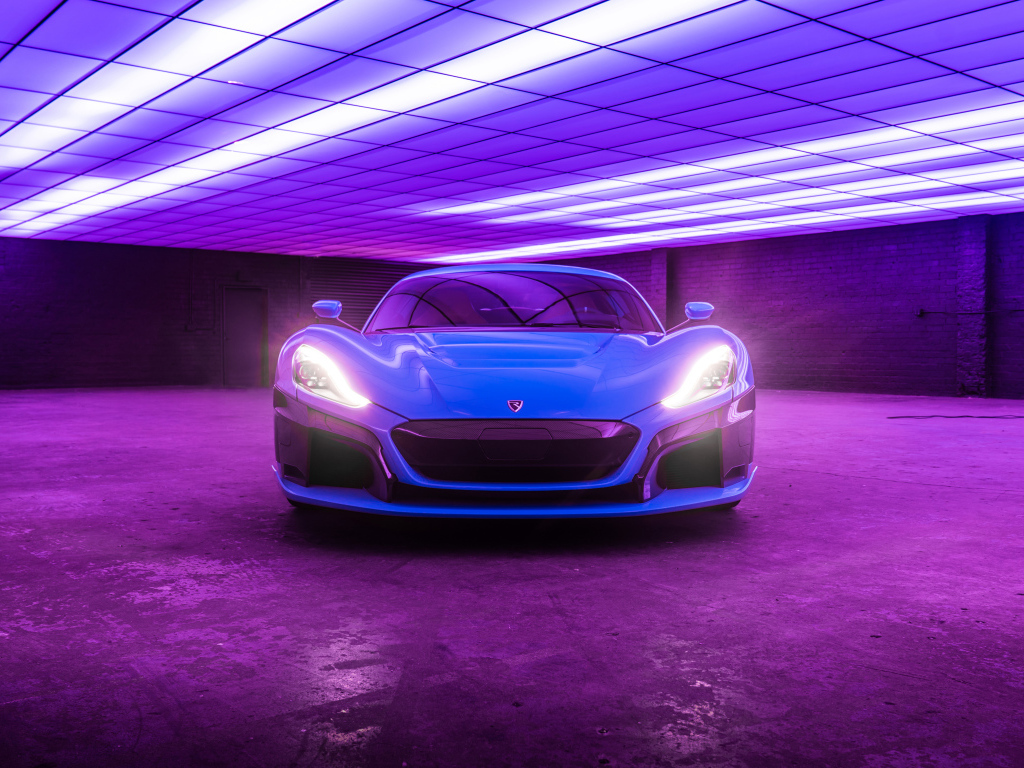 Спортивный автомобиль Rimac C Two California Edition, 2018 с включенными фарами