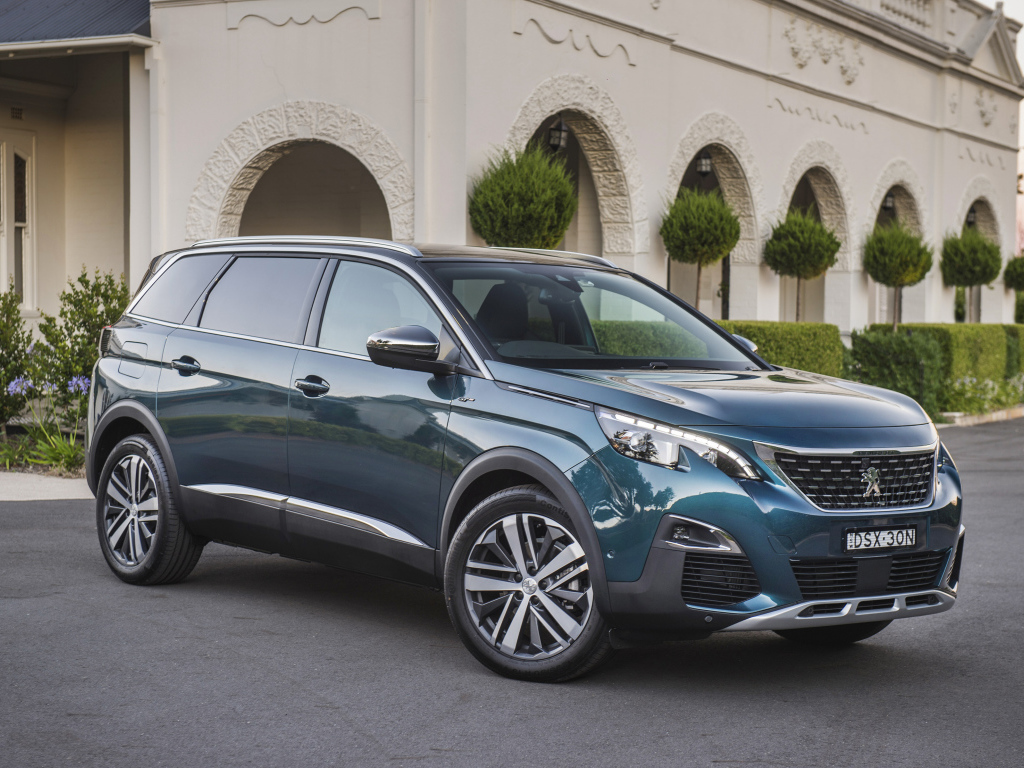 Внедорожник Peugeot  5008 GT, 2018 года на фоне здания 