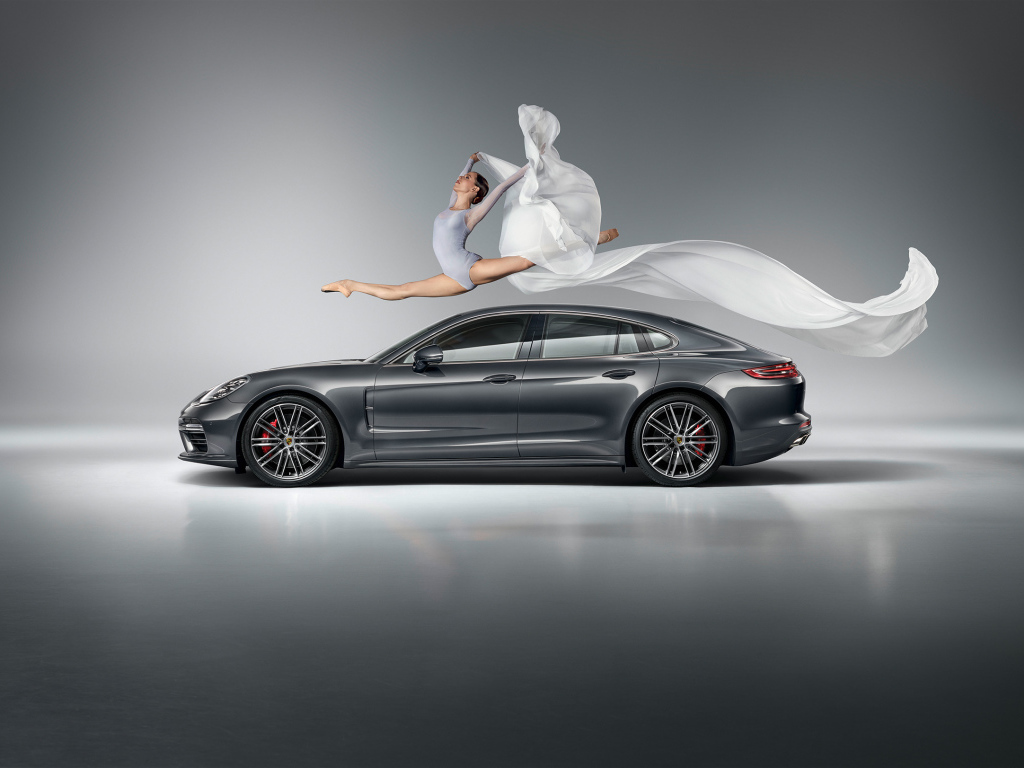 Фантастический прыжок гимнастки через серебристый автомобиль  Porsche Panamera Turbo
