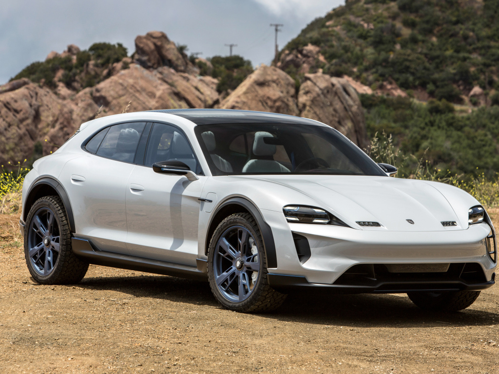 Белый автомобиль Porsche Mission E Cross Turismo 2018