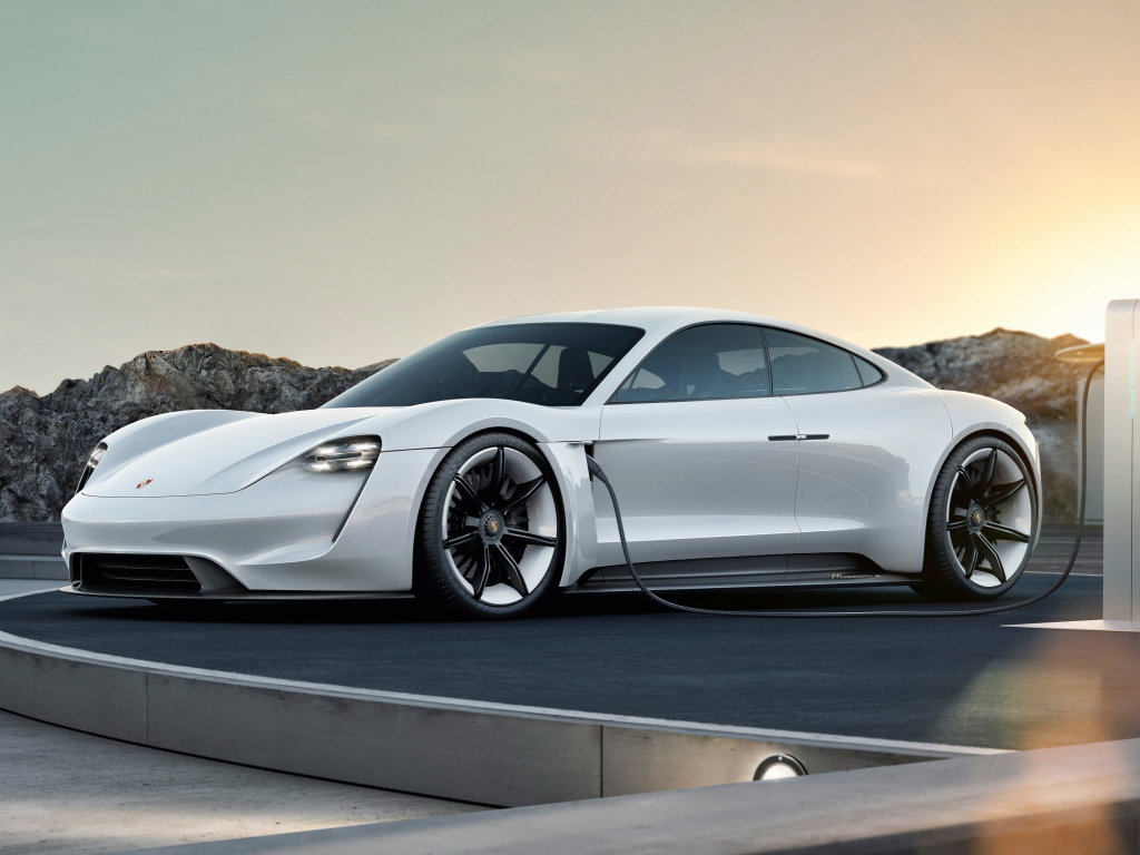 Белый спортивный автомобиль Porsche Mission E Concept