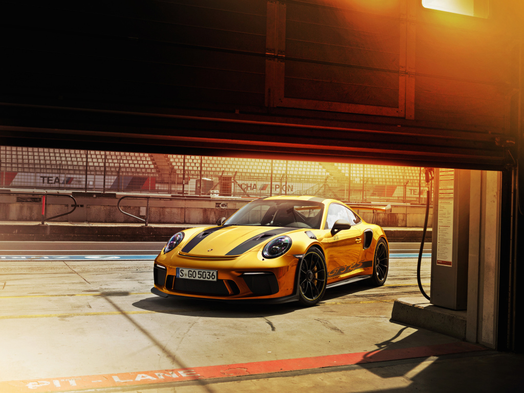 Желтый автомобиль Porsche 911 GT3 RS, 2018 года