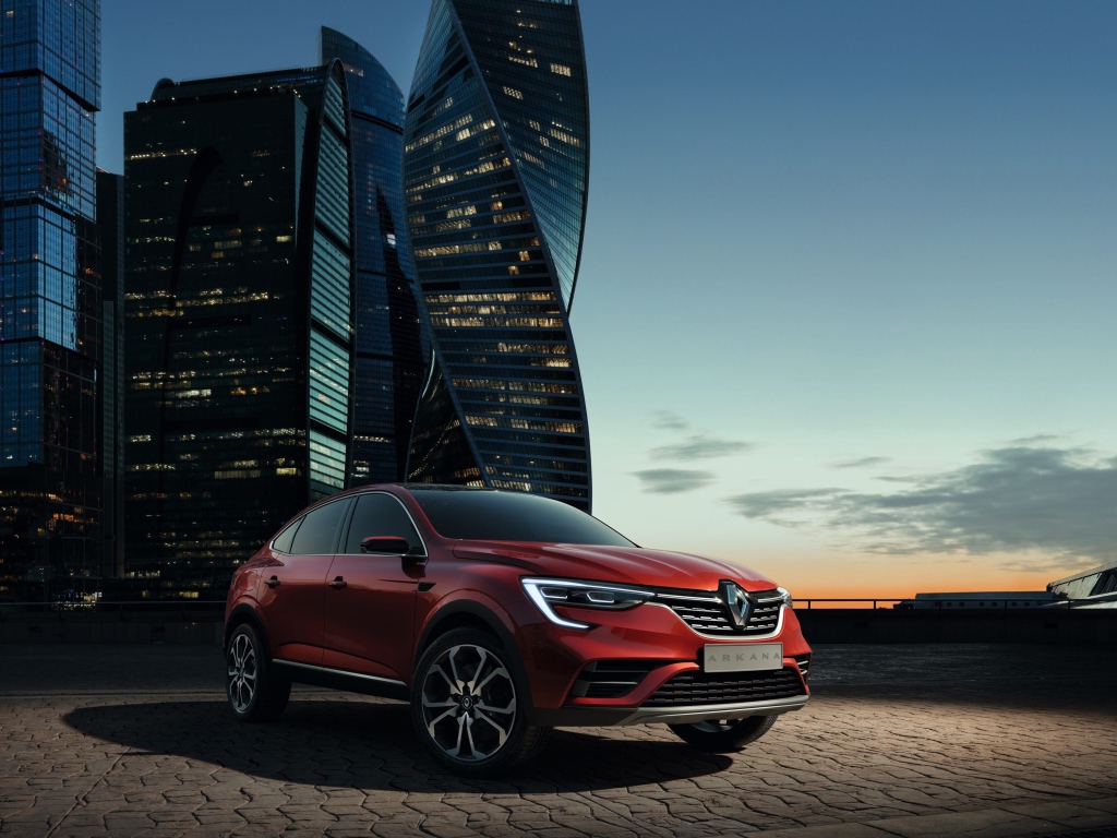Внедорожник Renault Arkana, 2019 на фоне мегаполиса