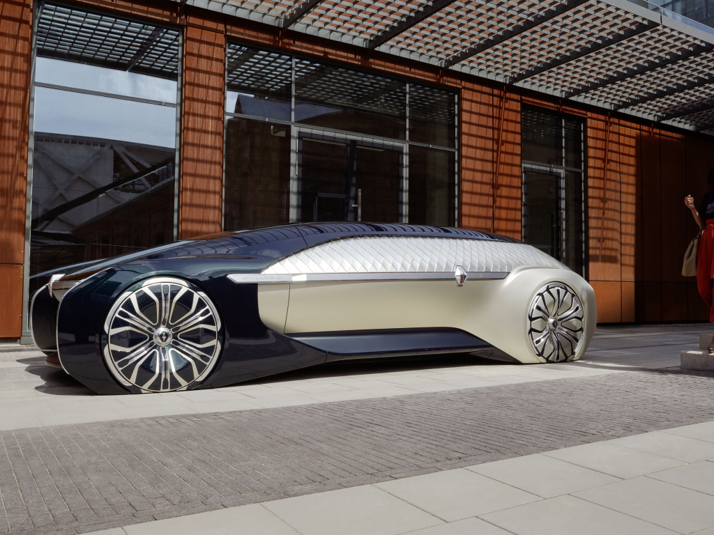 Инновационный автомобиль Renault EZ-Ultimo 2018 у здания