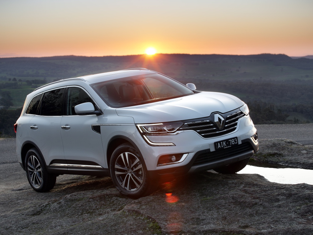 Белый внедорожник Renault Koleos, 2017 на фоне заката