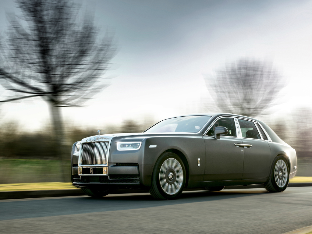 Дорогой автомобиль Rolls Royce Phantom, 2018 на скорости 