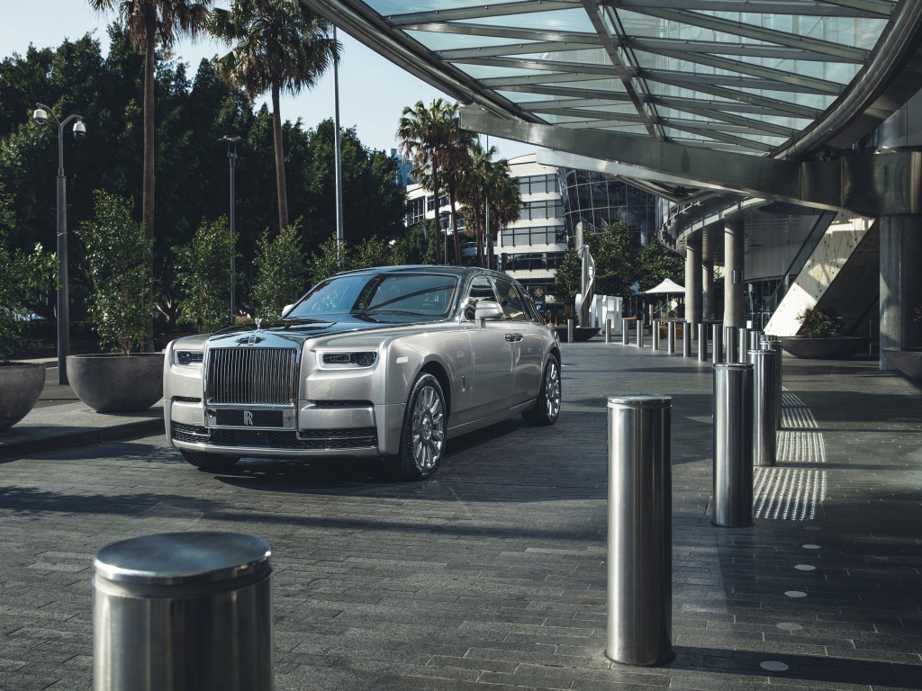 Серебристый стильный Rolls Royce Phantom 2018