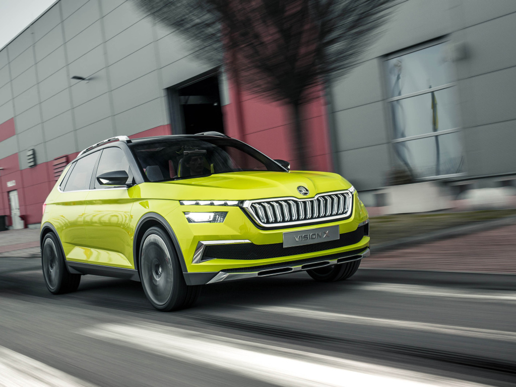 Автомобиль Skoda Vision X, 2018 года в движении