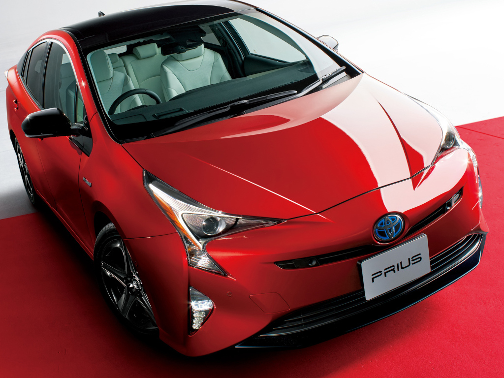 Красный автомобиль Toyota Prius Touring Select 20th Anniversary Limited, 2018