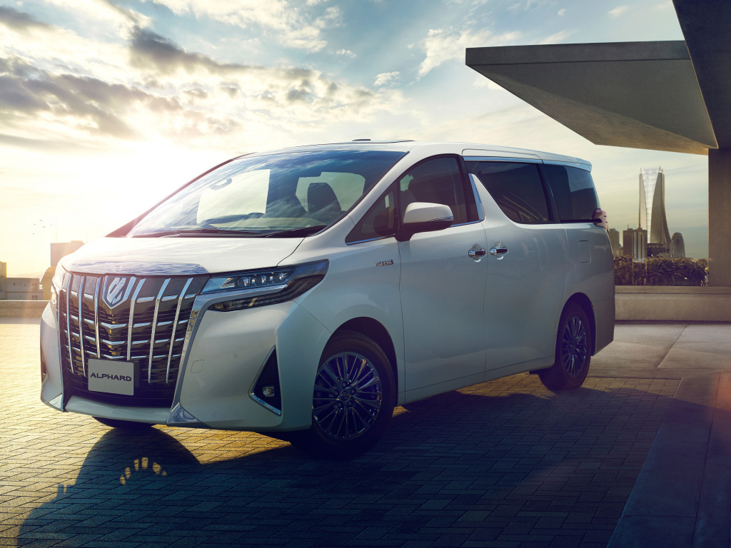 Белый минивэн Toyota Alphard Executive Lounge, 2018 на фоне красивого неба