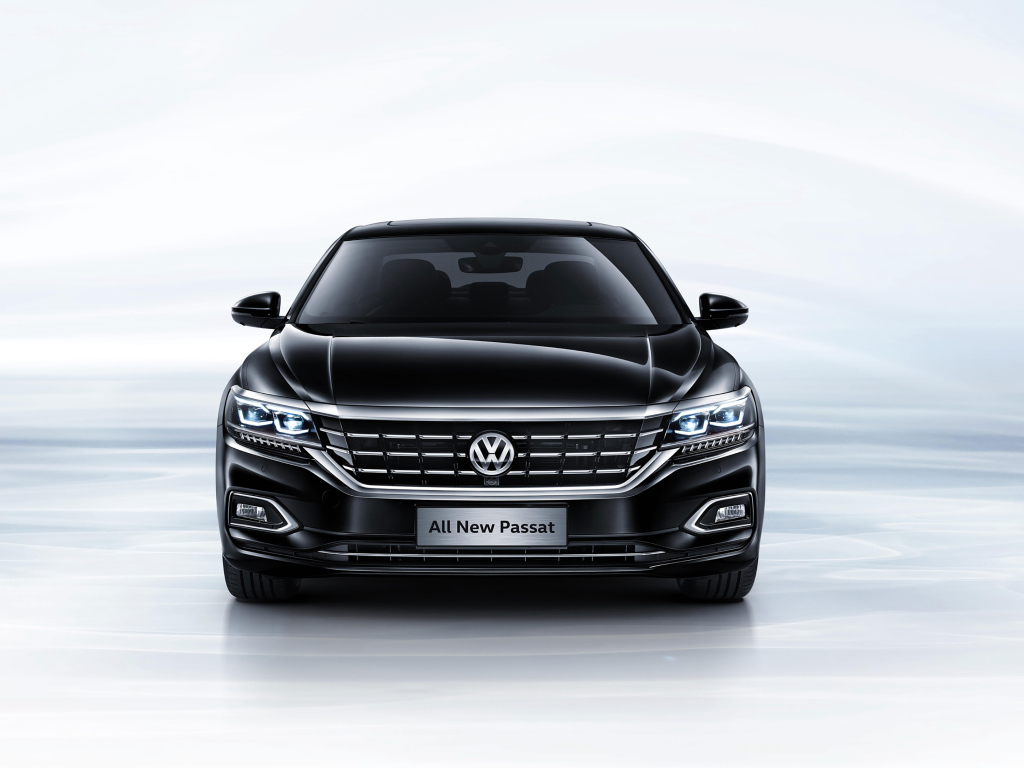 Черный автомобиль Volkswagen Passat 380 TSI вид спереди