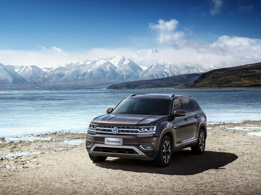 Автомобиль внедорожник Volkswagen Teramont, 2019 на фоне гор