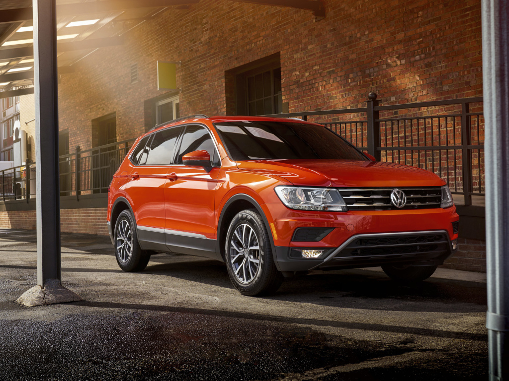 Красный внедорожник Volkswagen Tiguan, 2018 года в городе