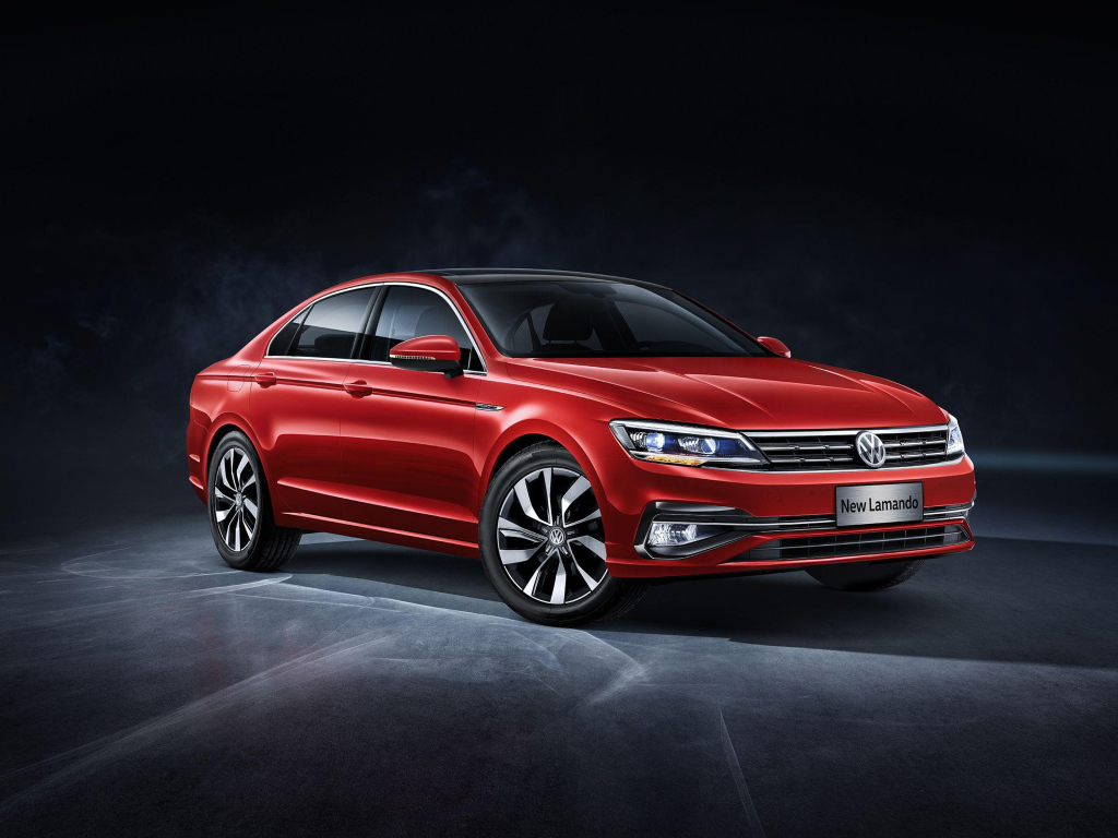 Красный автомобиль Volkswagen Lamando, 2018 на сером фоне