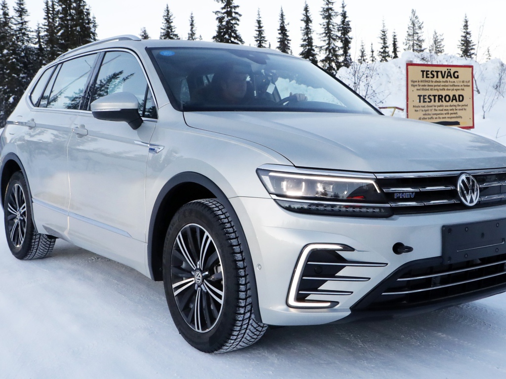 Серебристый внедорожник Volkswagen Tiguan, 2019 года на снегу