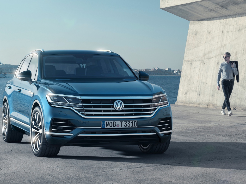 Стильный немецкий автомобиль Volkswagen Touareg 2018
