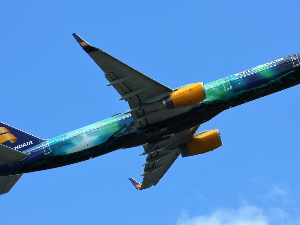 Пассажирский самолет Boeing 757-256 в небе