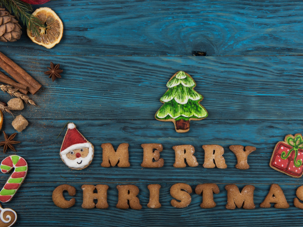 Печенье с надписью Merry Christmas на голубом столе