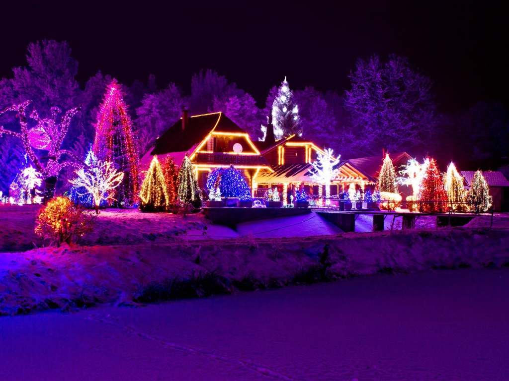 Дом красиво украшен на Рождество 