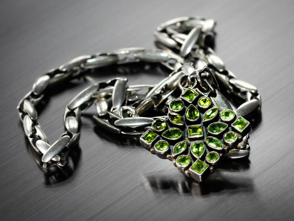 Красивое украшение с камнями на сером фоне