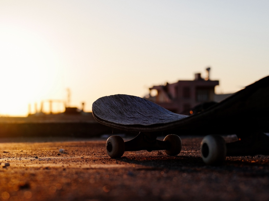 Доска для скейтборда на фоне заката