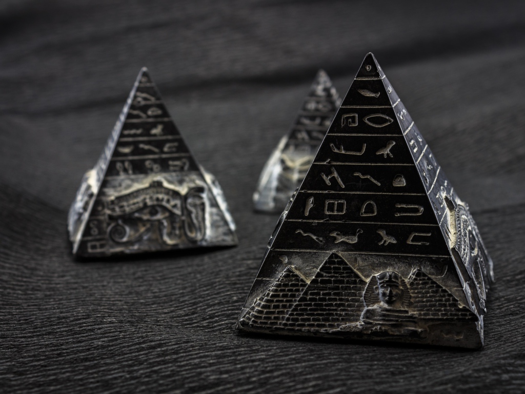 Фигурки пирамиды с символами крупным планом